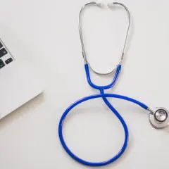 Stetoskop i laptop. Planujesz wizytę u diabetologa? Sprawdź, jakie badania warto wykonać przed konsultacją.
