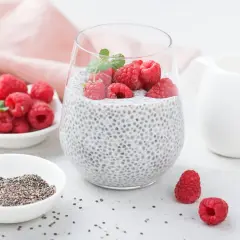 Pyszny pudding chia fit z malinami i miętą. Idealny na zdrowe śniadanie lub deser.