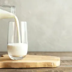 Kefir nalewany do szklanki. Czy kefir jest bezpieczny dla osób z cukrzycą?