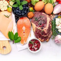 Mięso, ryba, jajka, awokado, warzywa i owoce – idealne składniki na dieta keto jadłospis.