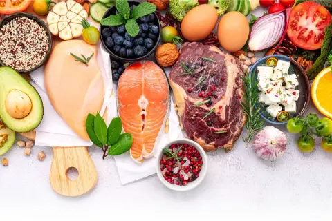 Mięso, ryba, jajka, awokado, warzywa i owoce – idealne składniki na dieta keto jadłospis.