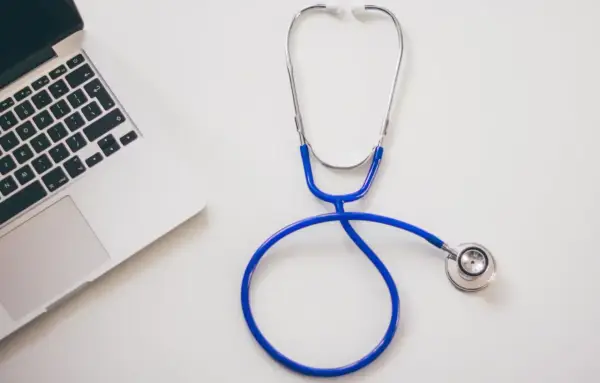 Stetoskop i laptop. Planujesz wizytę u diabetologa? Sprawdź, jakie badania warto wykonać przed konsultacją.