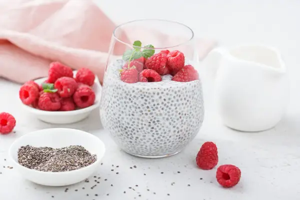 Pyszny pudding chia fit z malinami i miętą. Idealny na zdrowe śniadanie lub deser.